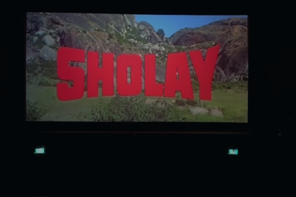 "कोलंबो में 'शोले' की स्वर्ण जयंती: भारतीय सांस्कृतिक संघ ने आयोजित की विशेष स्क्रीनिंग"