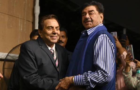 शत्रुघ्न सिन्हा ने धर्मेंद्र को याद कर शेयर किया भावुक पोस्ट