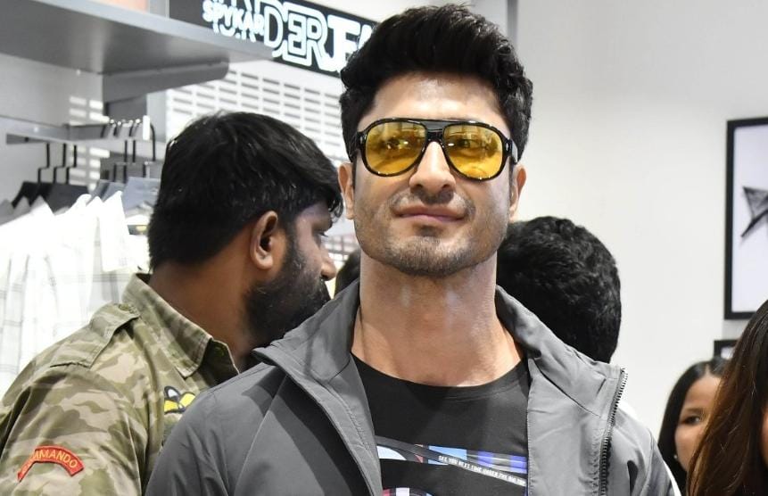 स्पाइकर के 'दौर अपना है' इवेंट में चमके विद्युत जामवाल