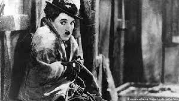  चार्ली चैपलिन की पहली फिल्म 'मेकिंग अ लिविंग' ने खूब हंसाया