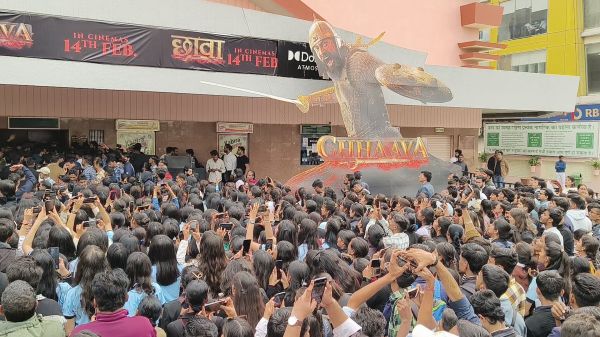 विक्की कौशल ने जयपुर में अपने फिल्म 'छावा' के प्रमोशन के दौरान फैंस से बातचीत करते हुए कहा, "खम्माघणी, जयपुर!"