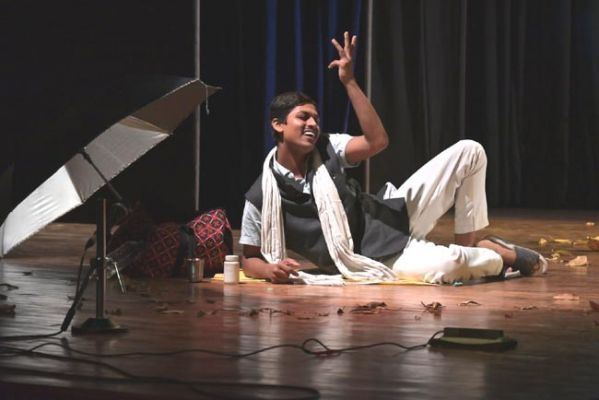 &rsquo;श्वान गान&rsquo; में दिखा आदमी का पिंजरा और समय का काटा रास्ता