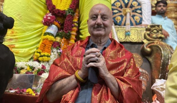 अनुपम खेर ने लालबाग के राजा का किया दर्शन