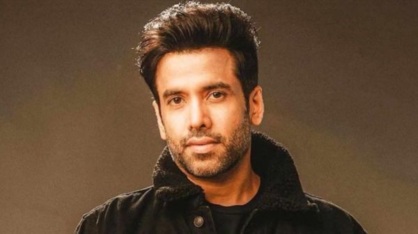 जरीन खान की प्रार्थना सभा में गिरने के बाद जितेंद्र की तबीयत पर बोले तुषार कपूर