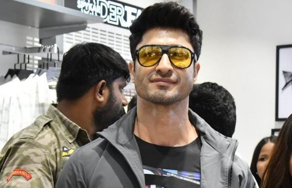 स्पाइकर के 'दौर अपना है' इवेंट में चमके विद्युत जामवाल