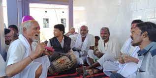द्विअर्थी गीतों के शोर में गुम होती जा रही है लोक परंपरा