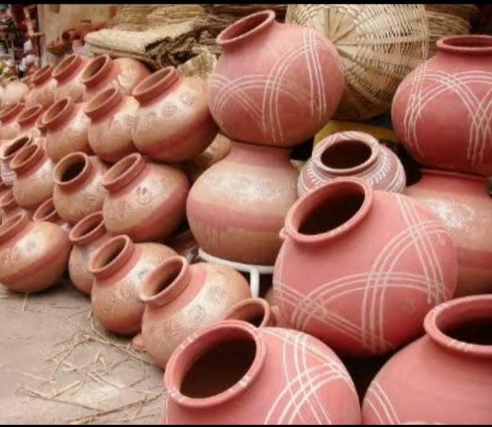   " मिट्टी के घड़े "