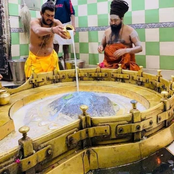 एक भाग में महादेव माता पार्वती तो दूसरे भाग में भगवान नारायण माता लक्ष्मी हैं विराजित
