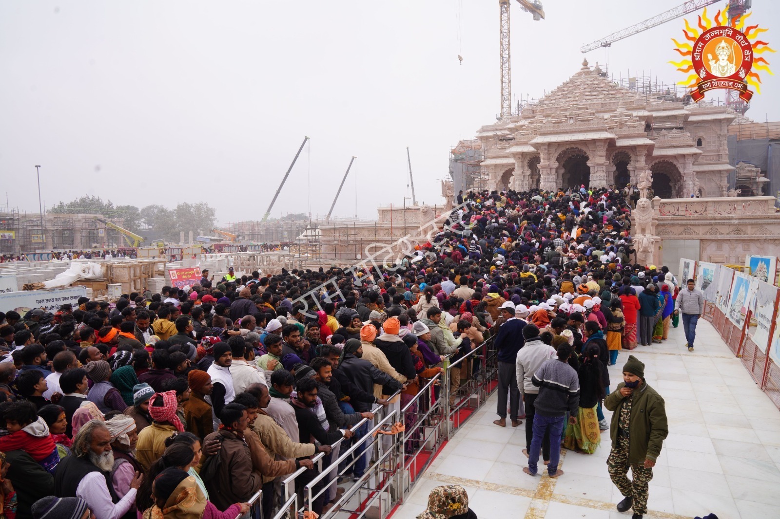 कंपकंपाती ठंड में श्री रामलला के दर पहुंचे रिकॉर्ड श्रद्धालु