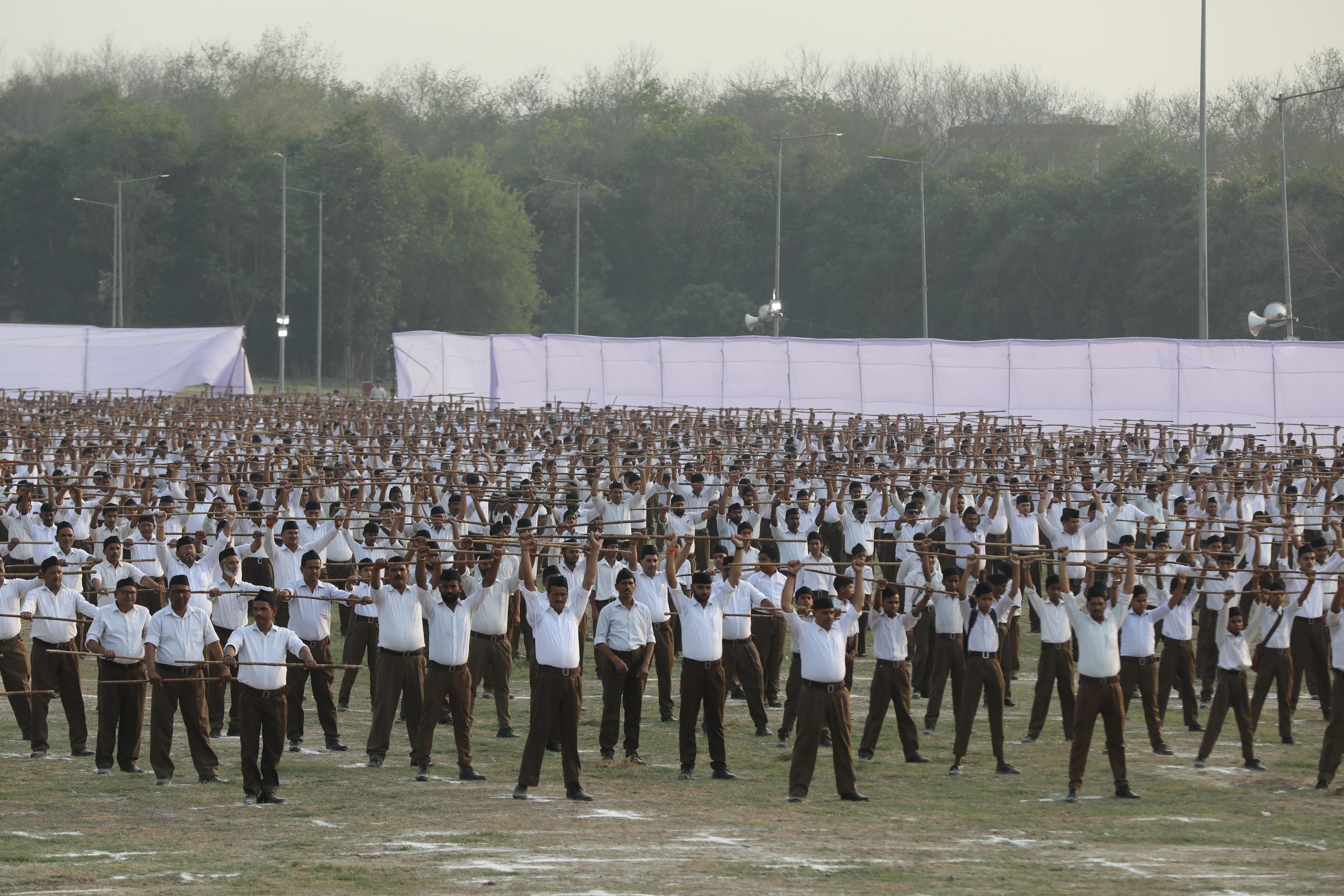 शाखा टोली एकत्रीकरण: स्वयंसेवकों ने स्वच्छता व पर्यावरण संरक्षण की पेश की मिसाल