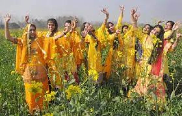 वनन् में बागन में बगरयौ बसंत है।