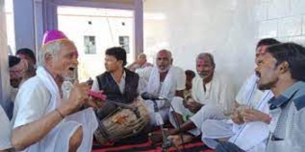 द्विअर्थी गीतों के शोर में गुम होती जा रही है लोक परंपरा