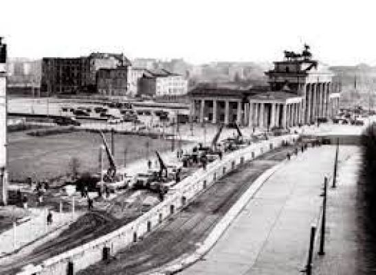 इतिहास के पन्नों में 17 अगस्तः दीवार जो उठाई और वर्षों बाद गिरा दी गई