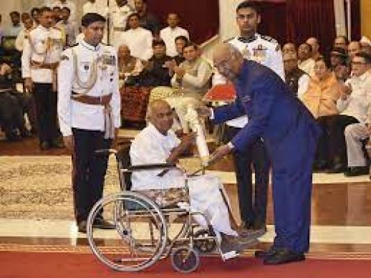 प्रख्यात सामाजिक कार्यकर्ता व पद्मश्री से सम्मानित दामोदर गणेश बापट