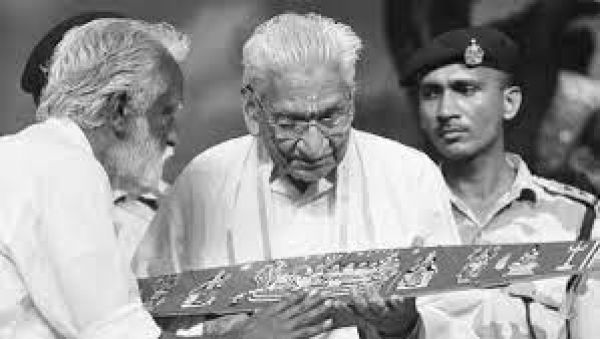 विश्व हिंदू परिषद के संस्थापक -अशोक सिंहल 