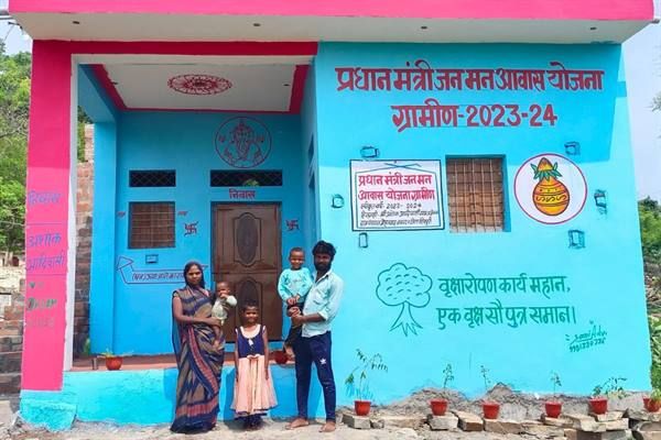 अब खुद के पक्के घर में रहते हैं अशोक