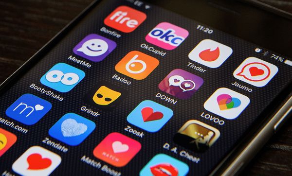 बड़े धोखे हैं इस राह में