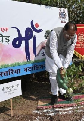  छत्तीसगढ़ : मुख्यमंत्री श्री विष्णु देव साय ने 'एक पेड़ मां के नाम' अभियान के तहत सीआरपीएफ के बस्तरिया बटालियन परिसर में लगाया नीम का पौधा