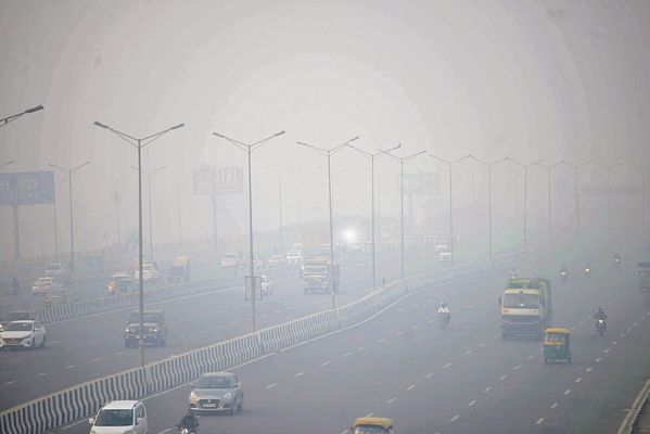 दिल्ली में लगातार गंभीर होता वायु प्रदूषण संकट