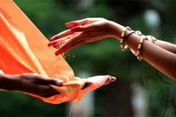 भारत में दान करने की प्रथा से गरीब वर्ग का होता है कल्याण