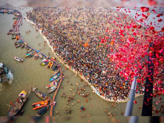 भव्य महाशिवरात्रि डुबकी के साथ प्रयागराज में महाकुंभ 2025 का समापन