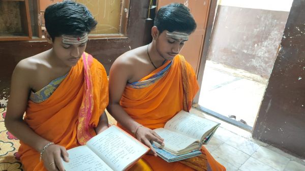 न मोबाइल न फिल्&zwj;म, सिर्फ एक ही काम अपनी परंपराओं के संरक्षण के लिए वेदाध्&zwj;ययन