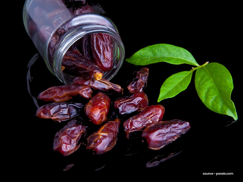 घुटनों के  दर्द से लेकर कब्ज की समस्या से राहत के लिए सर्दियों में फायदेमंद है खजूर 