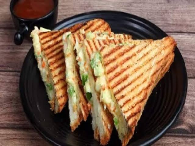 ब्रेकफास्ट में बनाएं वेज चीज सैंडविच