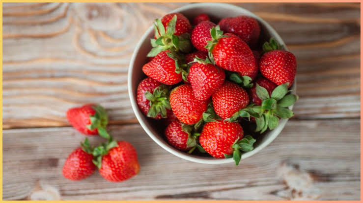 लो शुगर और हाई वॉटर कॉन्टेंट वाला फल है स्ट्रॉबेरी