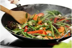 लोहे की कड़ाही में भूलकर भी न बनाएं ये सब्जियां