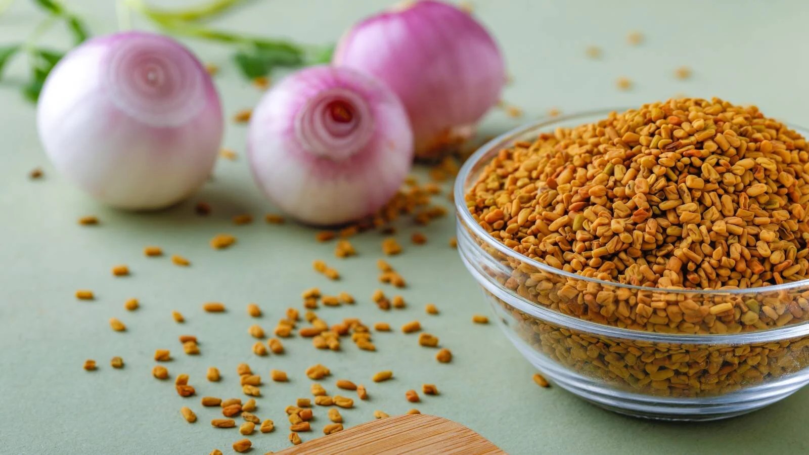 "घर पर बनाएं नेचुरल हेयर ऑयल: मेथी और प्याज से पाएं बालों की सेहत और घनापन"