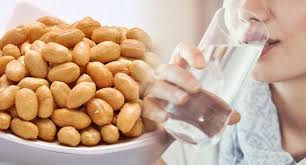 मूंगफली खाने के बाद पानी पीने के साइड इफेक्ट्स ! 