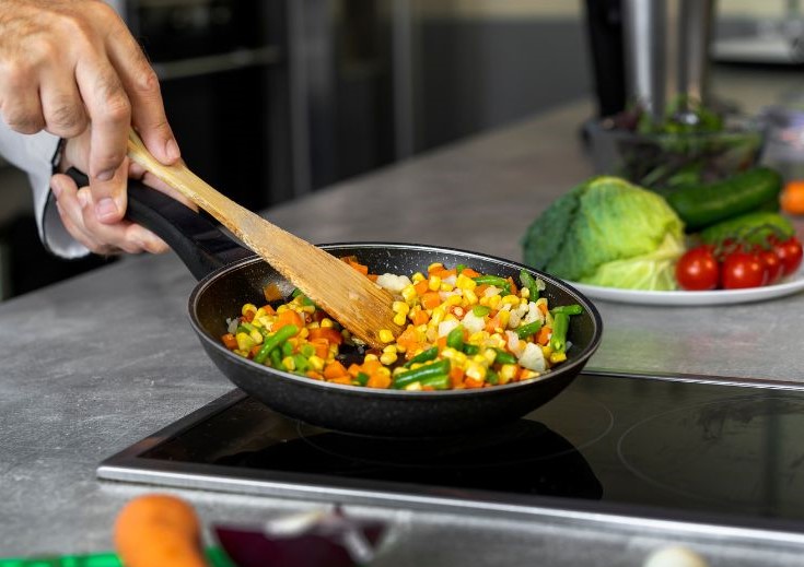 लोहे के बर्तनों में न पकाएं ये 5 खास खाद्य पदार्थ, जानें सेहत और स्वाद से जुड़ी सावधानियां