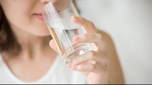   रोज़ाना 3 लीटर पानी पीने से शरीर पर पड़ते सकारात्मक प्रभाव