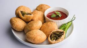 सर्दियों की स्पेशल रेसिपी: ताज़े मटर की खस्ता कचौड़ी  