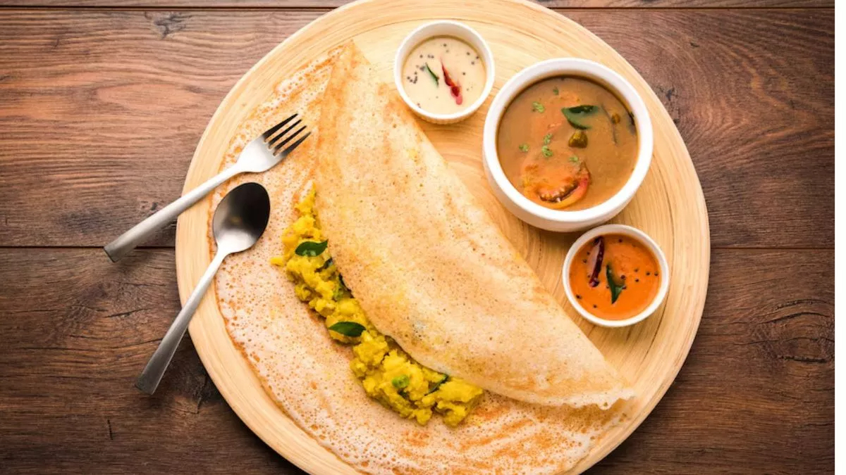 सुबह के नाश्ते में ले रहे हैं डोसा