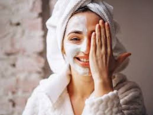 इंस्टेंट ग्लो पाने के लिए घर पर करें फेशियल, चांद सा चमक उठेगा चेहरा