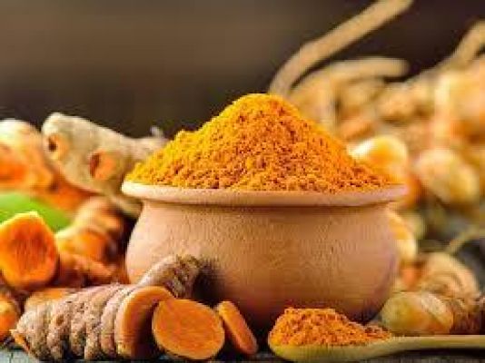 क्या आप भी करते हैं खाने में ज्यादा हल्दी का इस्तेमाल, तो जान लें इसके बड़े नुकसान