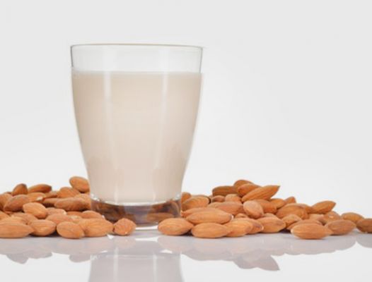 मेवों से भरा एक ग्लास दूध पीना सर्दियों में रखेगा आपको कई समस्याओं से दूर