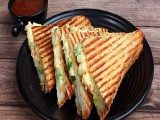 ब्रेकफास्ट में बनाएं वेज चीज सैंडविच