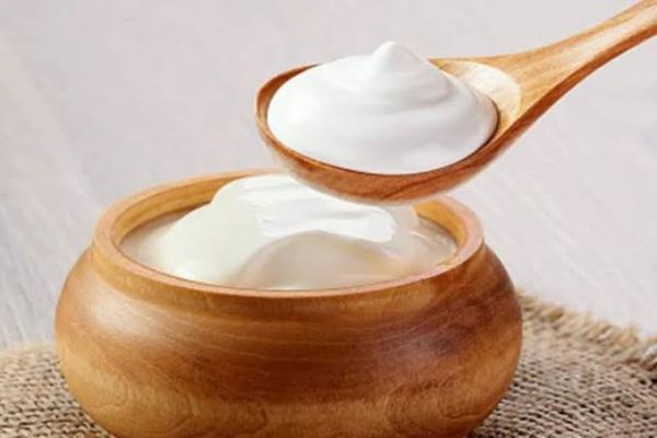 दही के साथ नमक मिलाकर खाएं या चीनी?