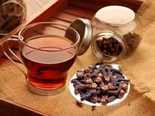  पाचन से लेकर इम्यूनिटी तक फायदेमंद लौंग का पानी, लेकिन गर्मियों में न करें ये गलतियाँ