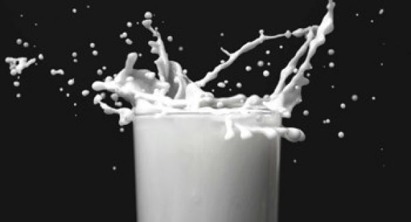 किन लोगों को नहीं पीना चाहिए दूध? जानिए कब बन सकता है नुकसानदेह