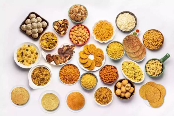 बरसात में खाएं ये मज़ेदार देसी स्नैक्स और बनाएं भीगी शामों को खास