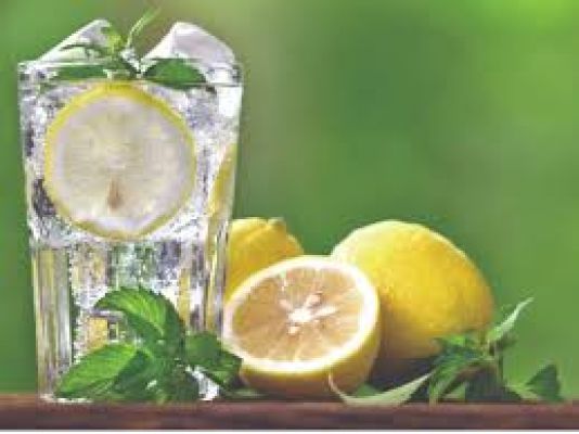 किसे नहीं पीना चाहिए नींबू पानी? | सेहत से जुड़ी ज़रूरी जानकारी
