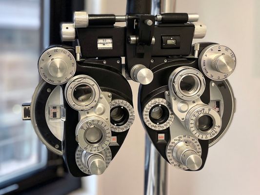 आर्मी हॉस्पिटल आर एंड आर ने पहली रोबोटिक कस्टम लेजर मोतियाबिंद सर्जरी की