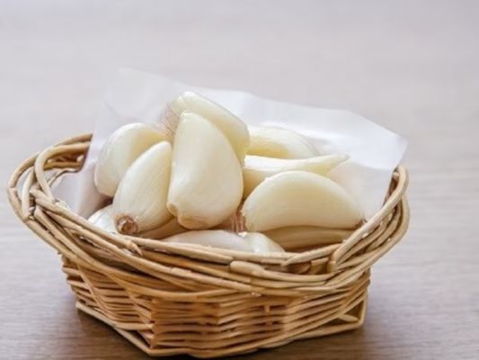 सेहत के लिए रामबाण है कच्चा लहसुन: जानिए सही सेवन का तरीका और फायदे