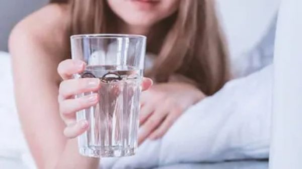 क्या आप सुबह बिना ब्रश किए पानी पीते हैं? अगर हाँ, तो आपको यह ज़रूर जानना चाहिए