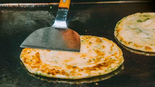 रात की दाल बच गई है? फेंकने से अच्छा नाश्ते में ऐसे बनाएं क्रिस्पी पराठे