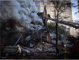 रूस ने दागी यूक्रेन पर 100 से अधिक मिसाइलें, कीव में ब्लैकआउट, दो आवसीय इमारतों को भी बनाया निशाना